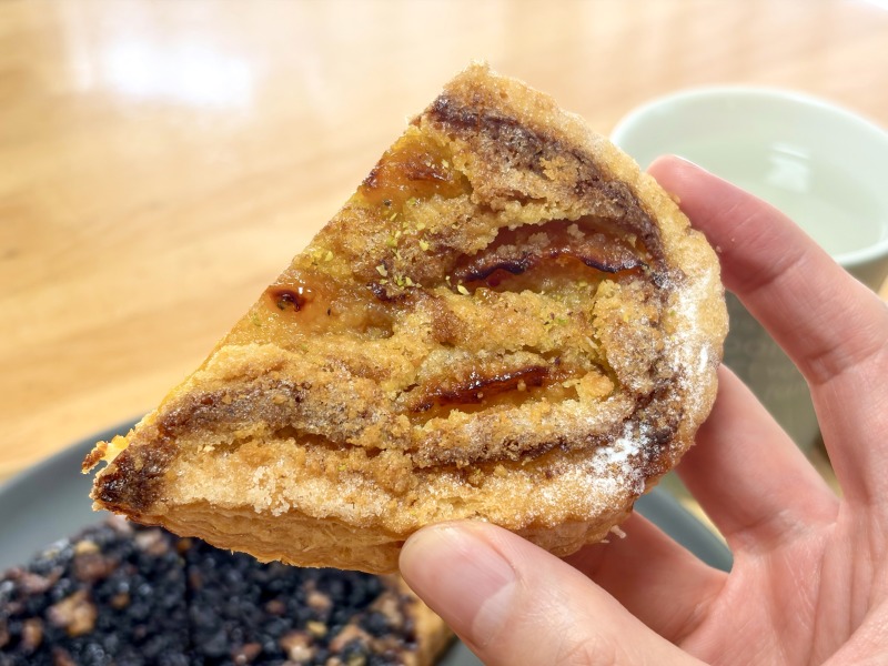 永福 岩さきのタルトフィーヌ アプリコットを食べるところ