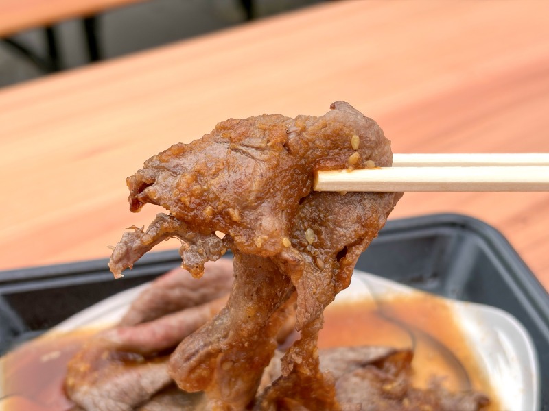 肉フェス2026の牛恋の和牛肩ロースを食べるところ
