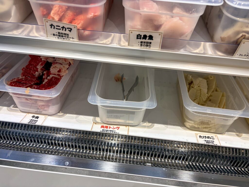フーエンマーラタンイオン橋本店の具材のショーケース（肉用トング）