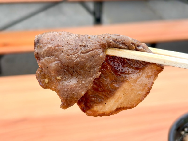 肉フェス2026の牛恋の和牛肩ロースを食べるところ2