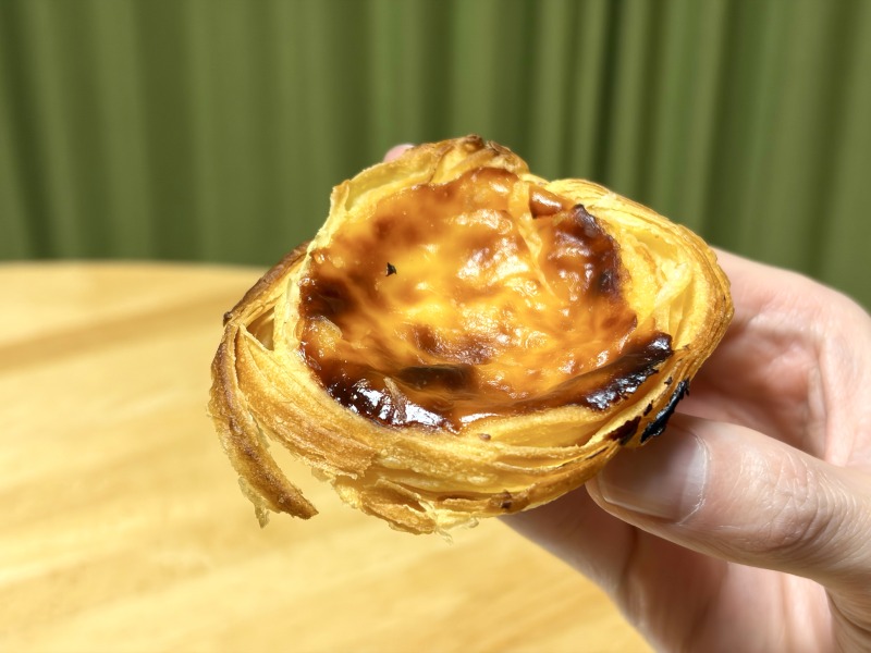 スーパーバリュー杉並高井戸店で購入したパステル・ナタ（エッグタルト）を食べるところ