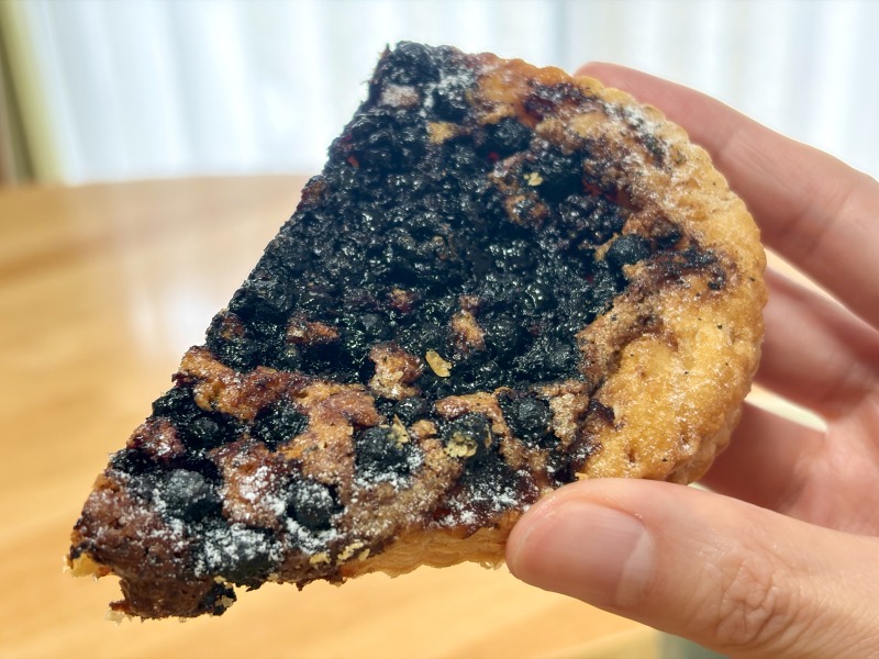 永福 岩さきのタルトフィーヌ ブルーベリーを食べるところ