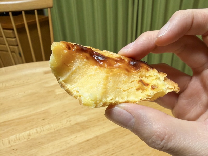 スーパーバリュー杉並高井戸店で購入したパステル・ナタ（エッグタルト）の断面