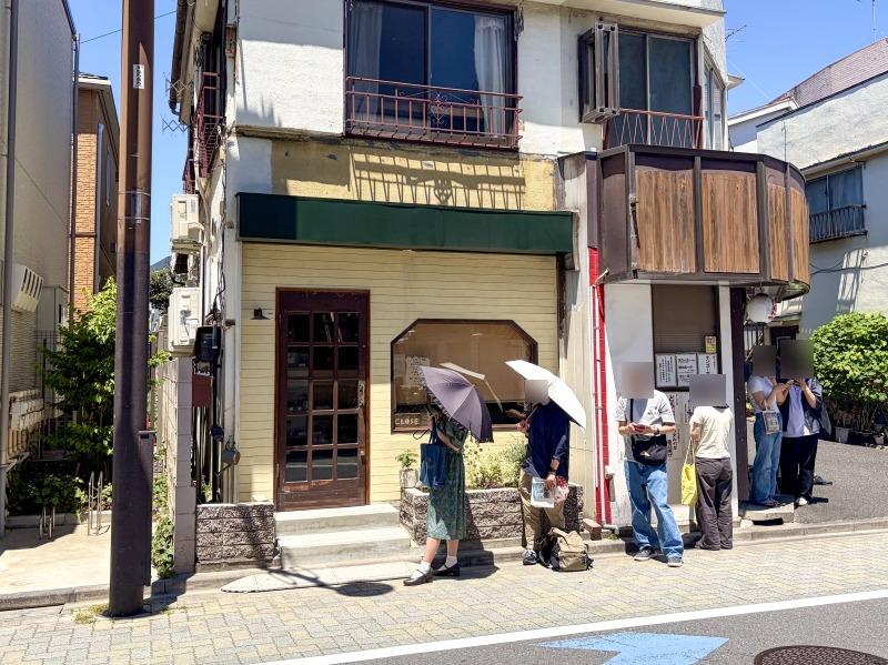 永福町のpaccaiの外観（オープン前行列）モザイク入り
