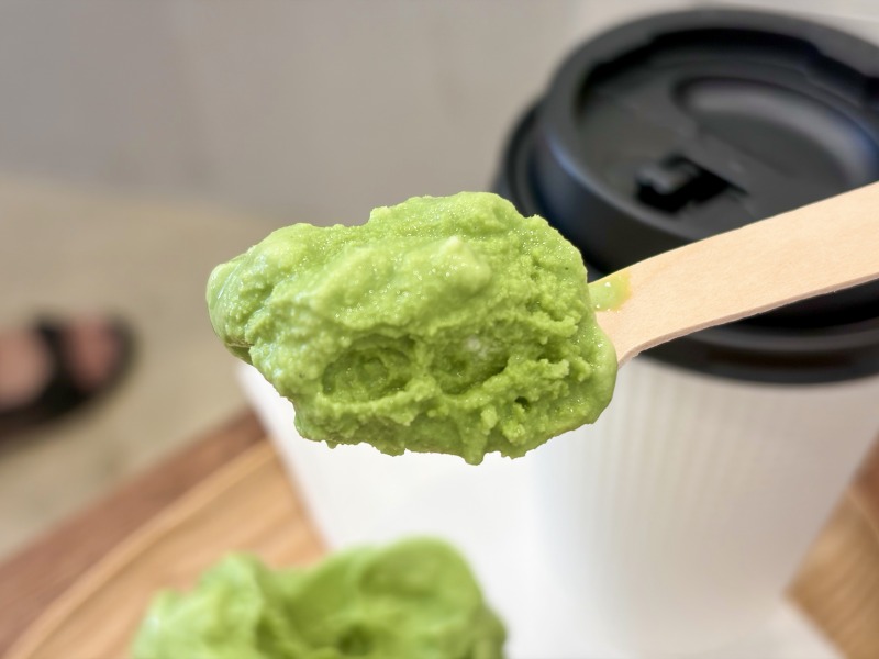浜田山のGELATERIA FAROの抹茶を食べるところ