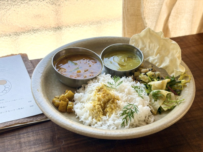 永福町のpaccaiの季節野菜のベジカレープレート（全体）
