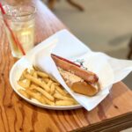 ドノバンコーヒーのホットドッグとアップルジュース