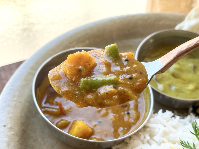 永福町のpaccaiの季節野菜のベジカレープレートのサンバルを食べるところ