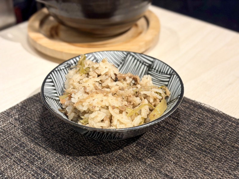 肉割烹 心の季節の土鍋ご飯を盛り付けたところ