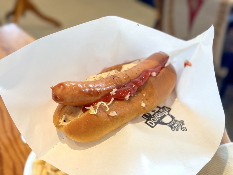 ドノバンコーヒーのホットドッグを食べるところ