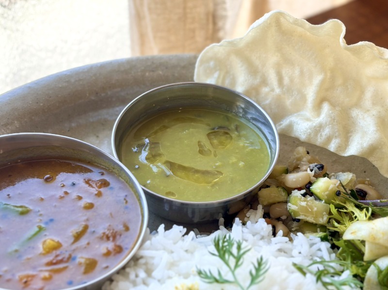 永福町のpaccaiの季節野菜のベジカレープレートのダール（アップ）