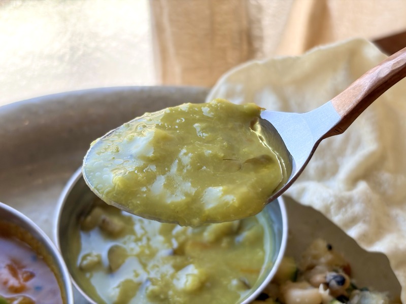 永福町のpaccaiの季節野菜のベジカレープレートのダールを食べるところ
