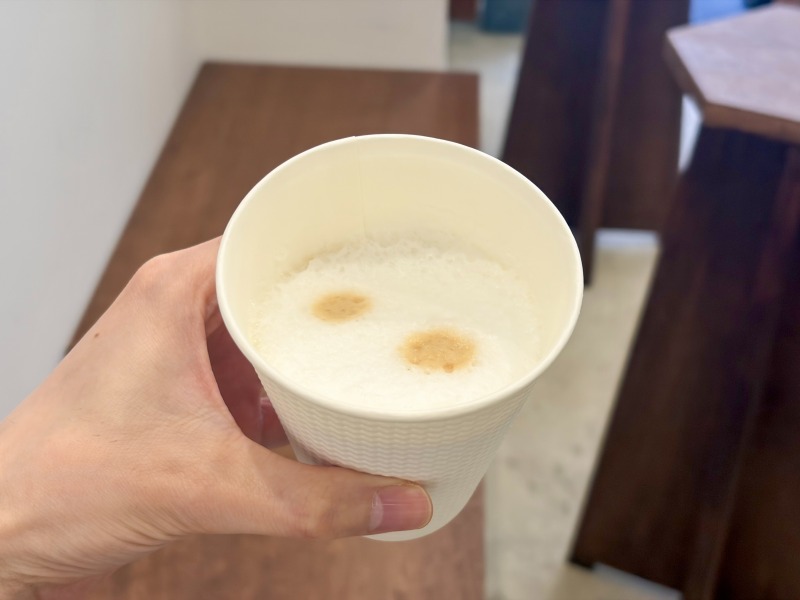 浜田山のGELATERIA FAROのホッとカフェラテを飲むところ