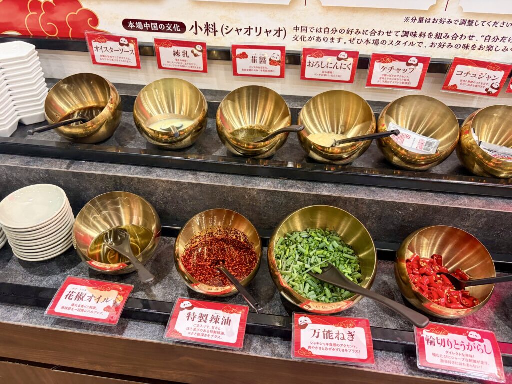 iSDG 麻辣燙 大塚店の調味料の棚（アップ）1