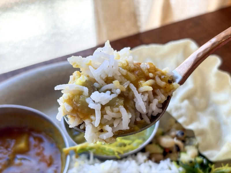 永福町のpaccaiの季節野菜のベジカレープレートのサンバルとダールをミックス