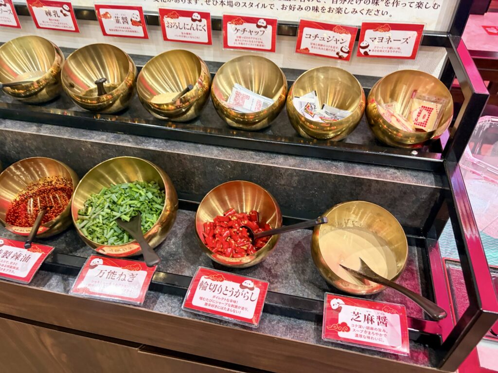 iSDG 麻辣燙 大塚店の調味料の棚（アップ）2