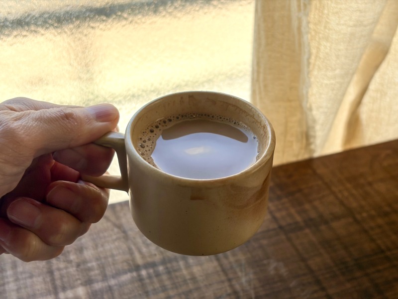 永福町のpaccaiの季節野菜のマサラチャイ（HOT）を飲むところ