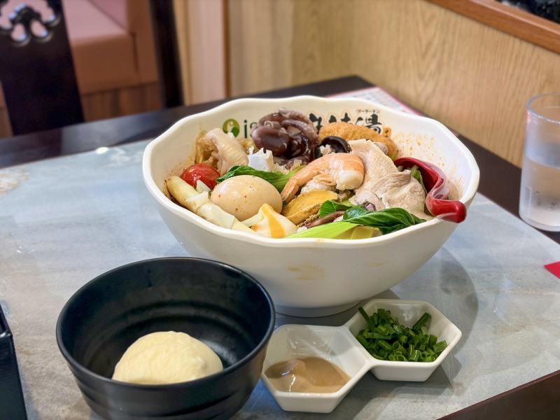 iSDG 麻辣燙 大塚店のマーラータン＋饅頭