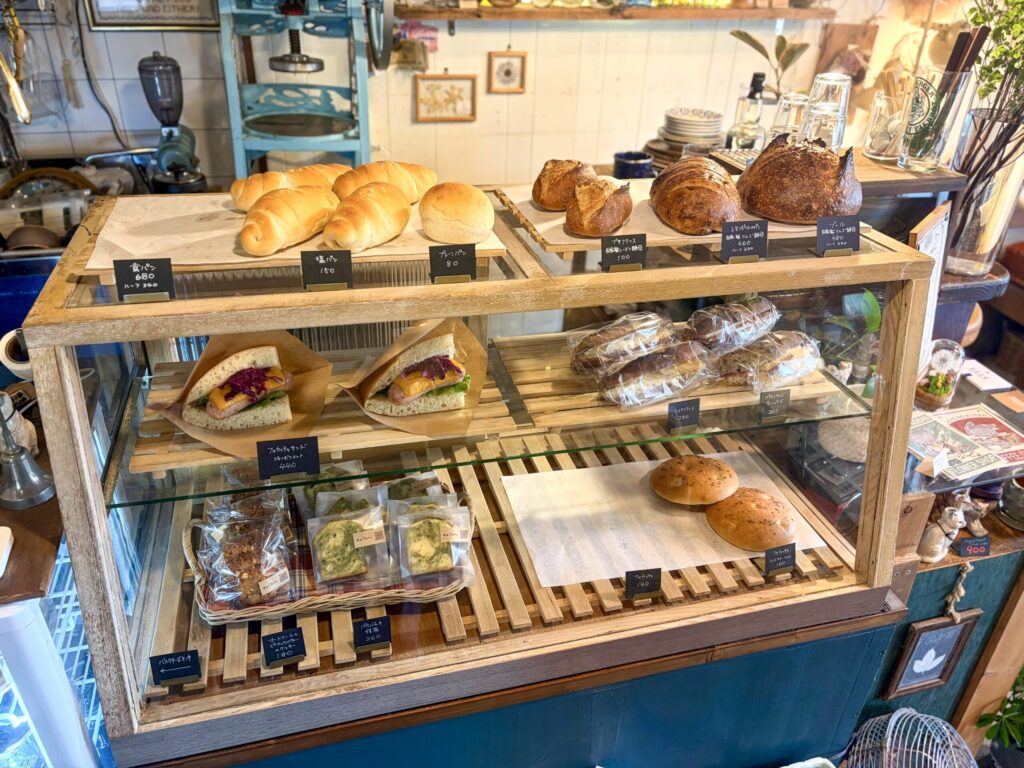 高井戸の花ト喫茶ネコノコバンのパンのケース