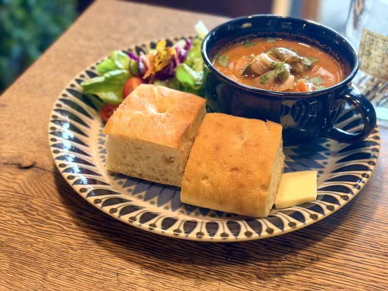 高井戸の花ト喫茶ネコノコバンのスープセットのパン(アップ)