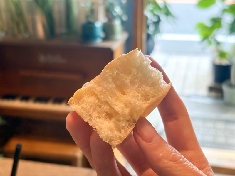 高井戸の花ト喫茶ネコノコバンのパンを食べるところ