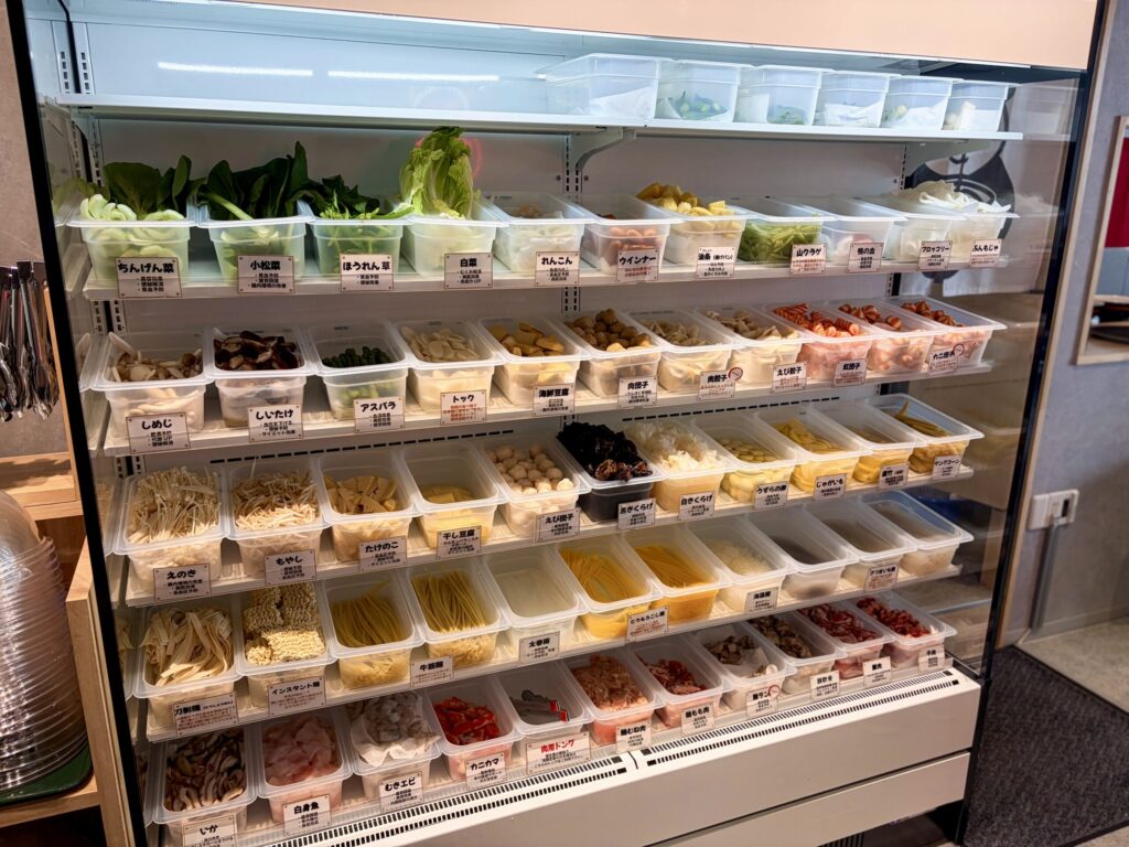 福恩麻辣湯（フーエンマーラータン）相模大野店の食材の棚（全体）