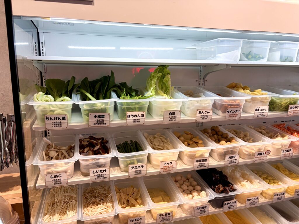 福恩麻辣湯（フーエンマーラータン）相模大野店の食材の棚アップ1
