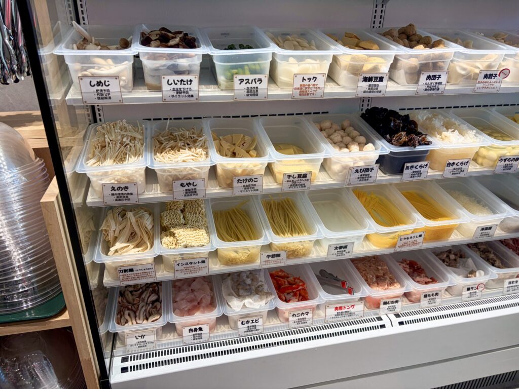 福恩麻辣湯（フーエンマーラータン）相模大野店の食材の棚アップ2