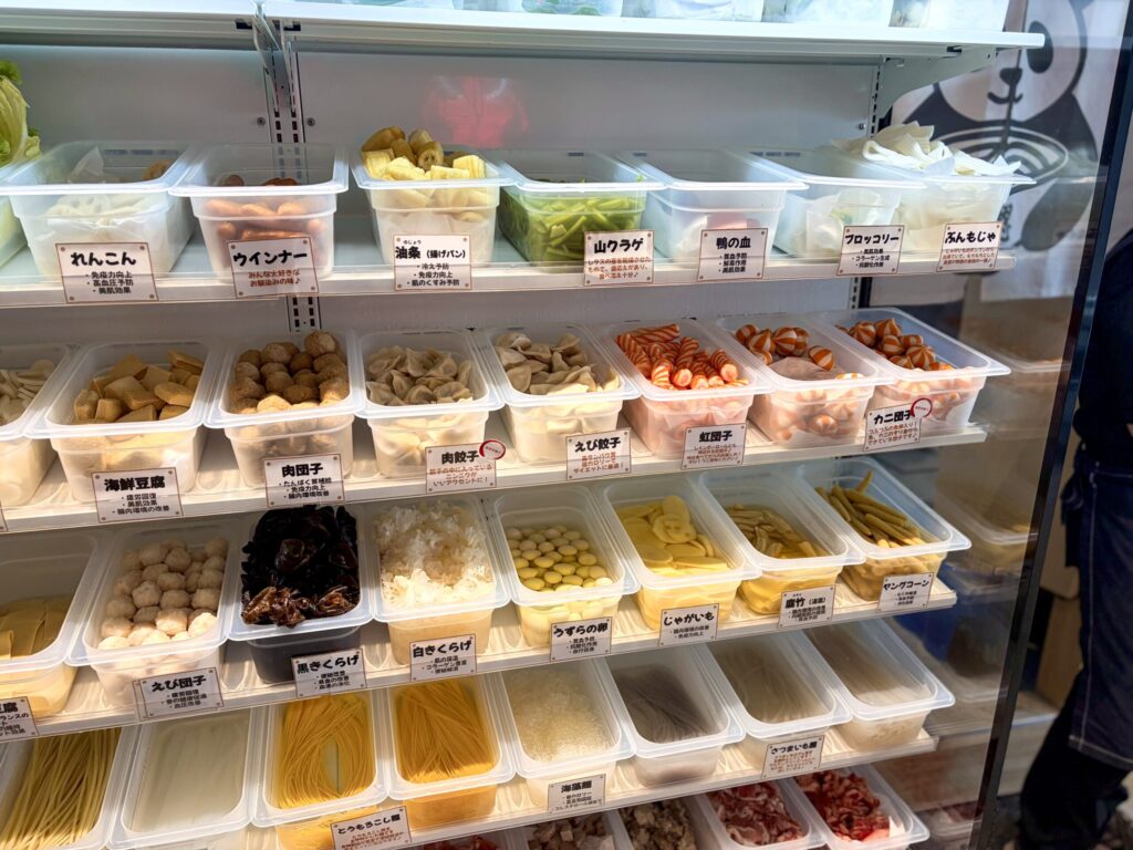 福恩麻辣湯（フーエンマーラータン）相模大野店の食材の棚アップ3