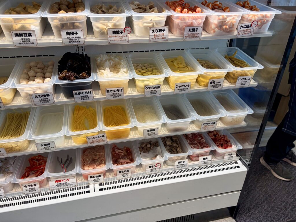 福恩麻辣湯（フーエンマーラータン）相模大野店の食材の棚アップ4