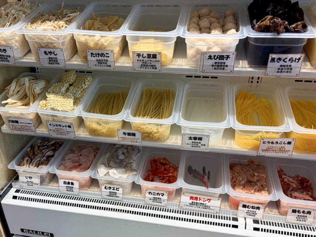 福恩麻辣湯（フーエンマーラータン）相模大野店の麺の棚アップ1