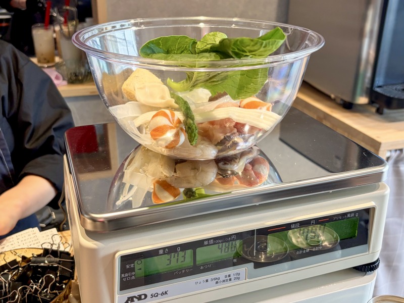 福恩麻辣湯（フーエンマーラータン）相模大野店のレジ横デジタルスケール