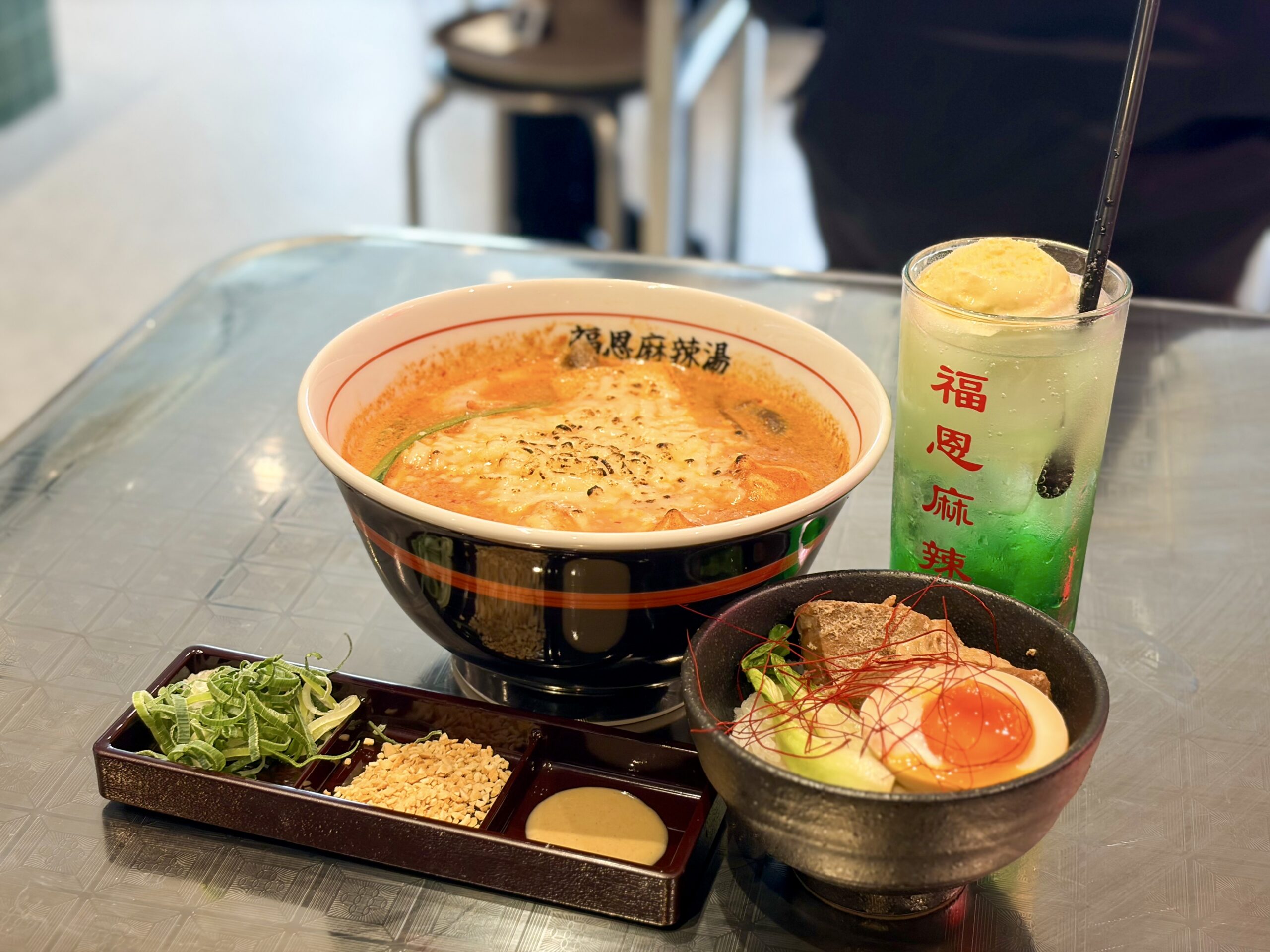 福恩麻辣湯（フーエンマーラータン）相模大野店の麻辣湯とメロンクリームソーダ、ルーローハン