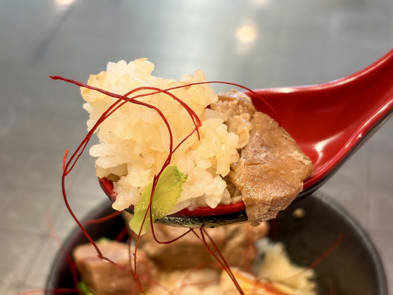 福恩麻辣湯（フーエンマーラータン）相模大野店のルーローハンを食べるところ