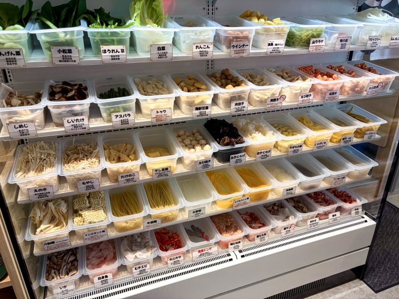 福恩麻辣湯（フーエンマーラータン）相模大野店の食材の棚