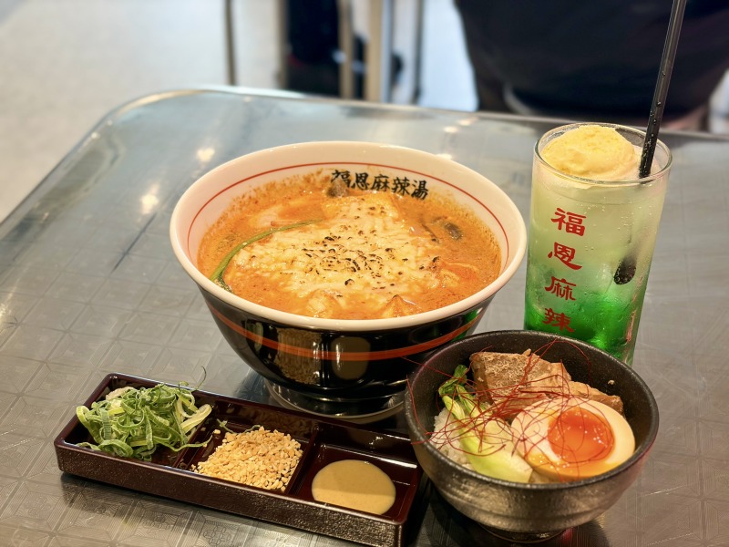 福恩麻辣湯（フーエンマーラータン）相模大野店の麻辣湯とメロンクリームソーダ、ルーローハン