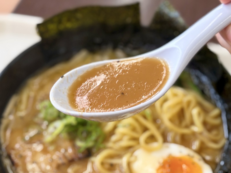 ピッコリーの家系豚骨醤油ラーメンのスープ