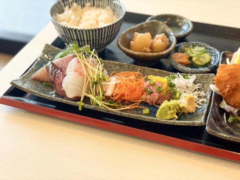 食堂 髙ひろ 西荻高架下の元祖　髙ひろ定食(お刺身アップ)