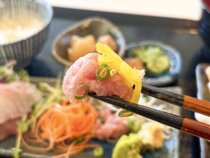 食堂 髙ひろ 西荻高架下の元祖　髙ひろ定食のとろたくを食べるところ