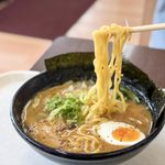 ピッコリーの家系豚骨醤油ラーメン-麺リフ
