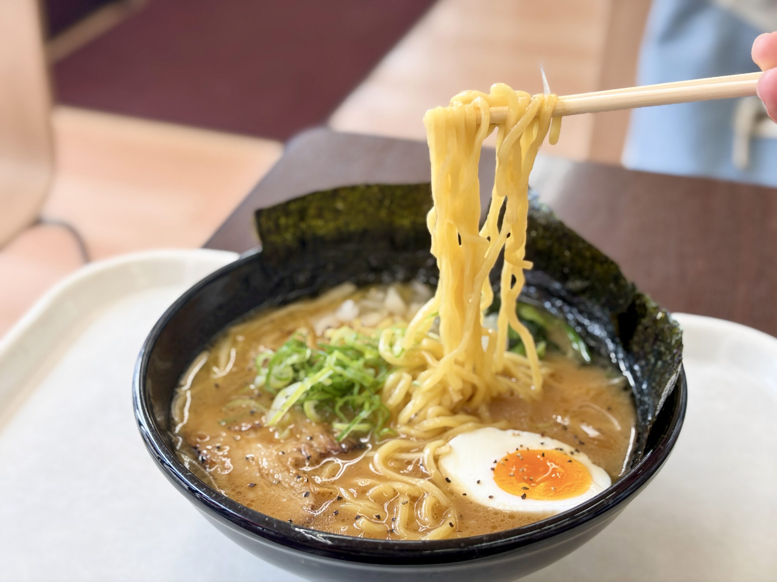 ピッコリーの家系豚骨醤油ラーメン-麺リフ