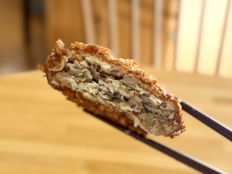 浜田山のふみきりキッチンの鶏メンチを食べるところ