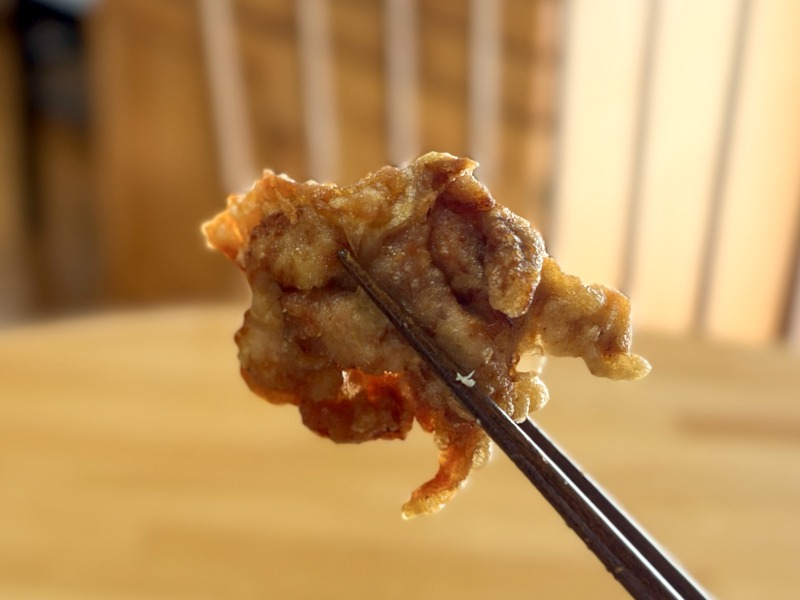 浜田山のふみきりキッチンの唐揚げを食べるところ
